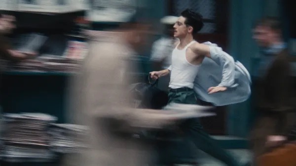 Timothée Chalamet as Marty Mauser running.