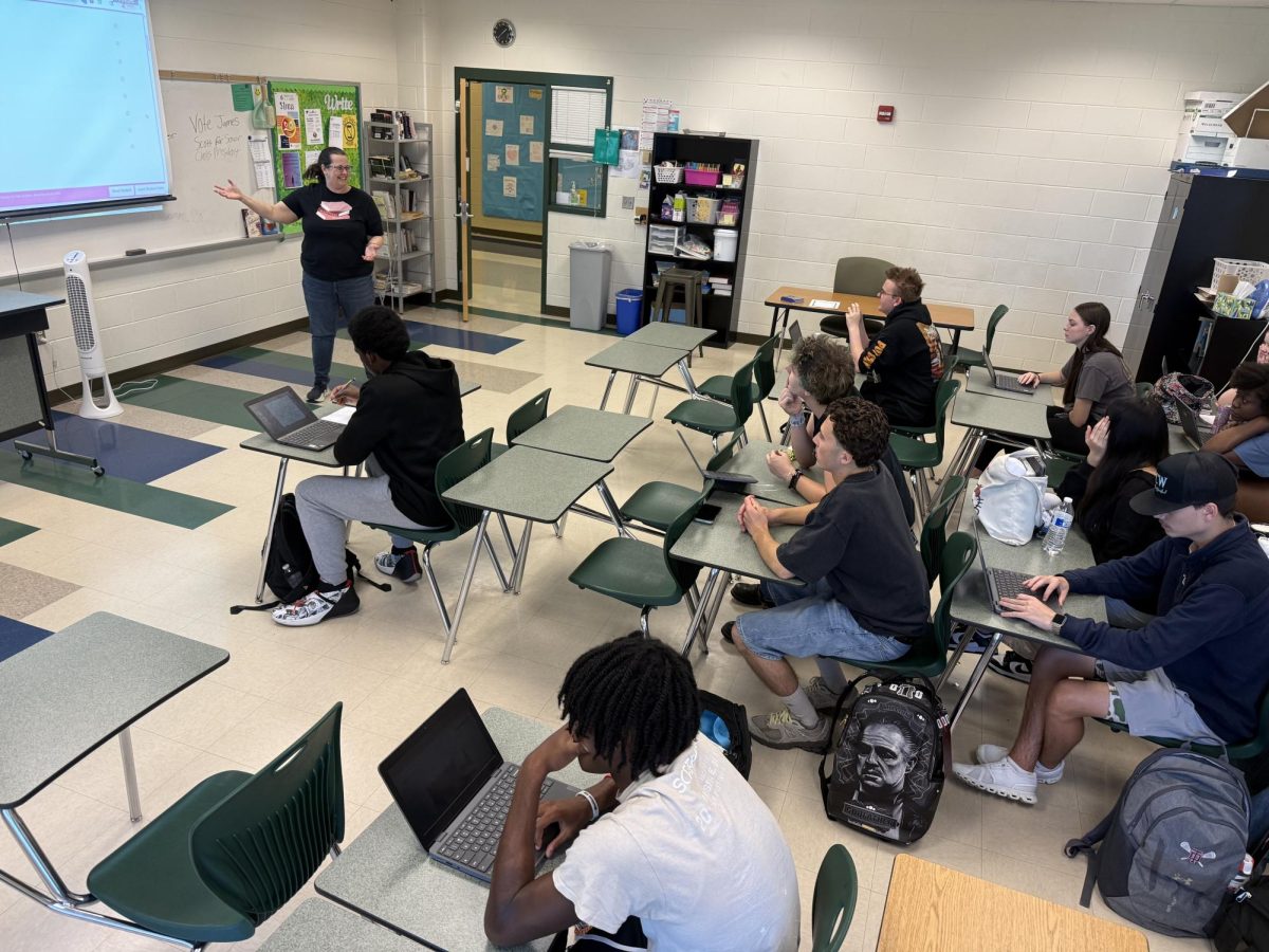 Fout, now a veteran teacher, teaching her English 11 class about resumes and the CommonApp.